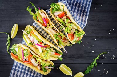 Tavuk eti, avokado, domates, salatalık, kırmızı soğan ile Meksika Taco. Sağlıklı tortilla. Gıda sarın. Taco. Üstten görünüm