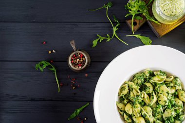 Conchiglie makarna ıspanak ve yeşil bezelye pesto ile. İtalyan mutfağı. Vegan gıda. Üstten görünüm