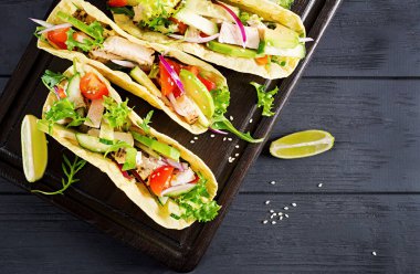 Tavuk eti, avokado, domates, salatalık, kırmızı soğan ile Meksika Taco. Sağlıklı tortilla. Gıda sarın. Taco. Üstten görünüm