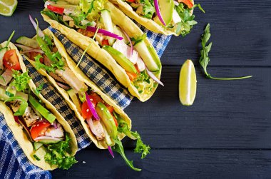 Tavuk eti, avokado, domates, salatalık, kırmızı soğan ile Meksika Taco. Sağlıklı tortilla. Gıda sarın. Taco. Üstten görünüm