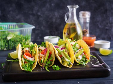 Tavuk eti, avokado, domates, salatalık, kırmızı soğan ile Meksika Taco. Sağlıklı tortilla. Gıda şal 