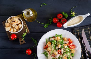 Sağlıklı ızgara tavuk domates, peynir ve kruton Sezar salatası. Kuzey Amerika mutfağı