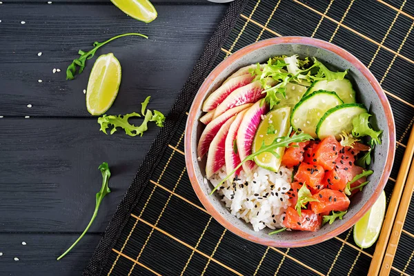 Hawaiian Lax Fisk Säcken Skål Med Ris Gurka Rädisor Sesamfrö — Stockfoto