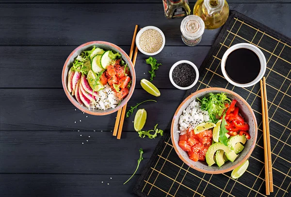 Tazón Pescado Salmón Hawaiano Con Arroz Aguacate Pimentón Pepino Rábano —  Fotos de Stock