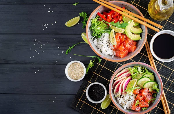 Tazón Pescado Salmón Hawaiano Con Arroz Aguacate Pimentón Pepino Rábano —  Fotos de Stock