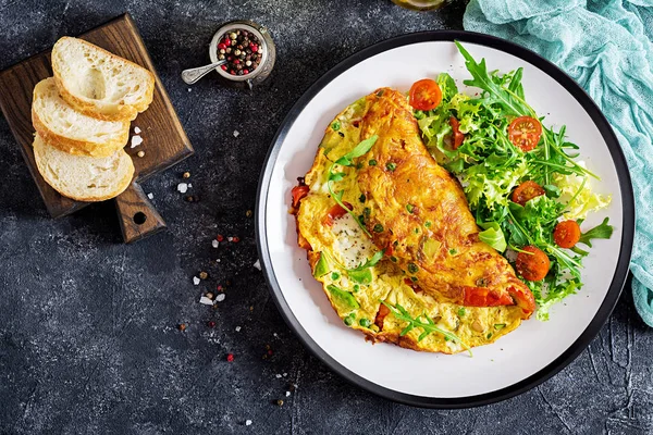 Snídaně Omeleta Rajčaty Avokádem Modrým Sýrem Hráškem Bílé Desce Frittata — Stock fotografie