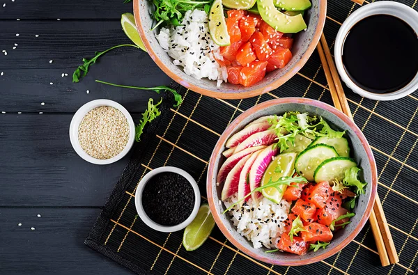 Poke Bowl Saumon Hawaïen Avec Riz Avocat Paprika Concombre Radis — Photo