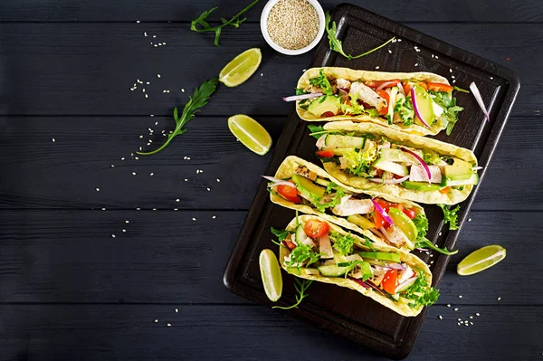 Tavuk eti, avokado, domates, salatalık, kırmızı soğan ile Meksika Taco. Sağlıklı tortilla. Gıda sarın. Taco. Üstten görünüm