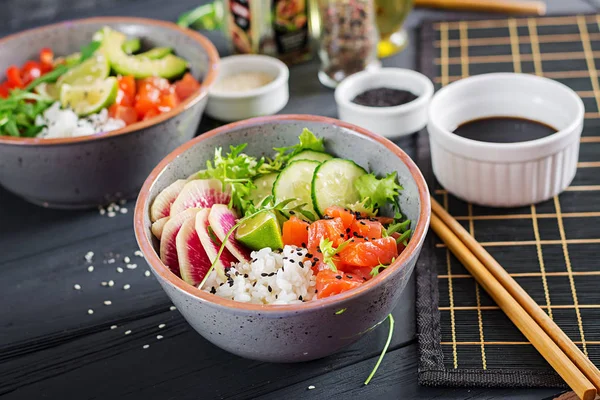 Poke Bowl Saumon Hawaïen Avec Riz Concombre Radis Graines Sésame — Photo