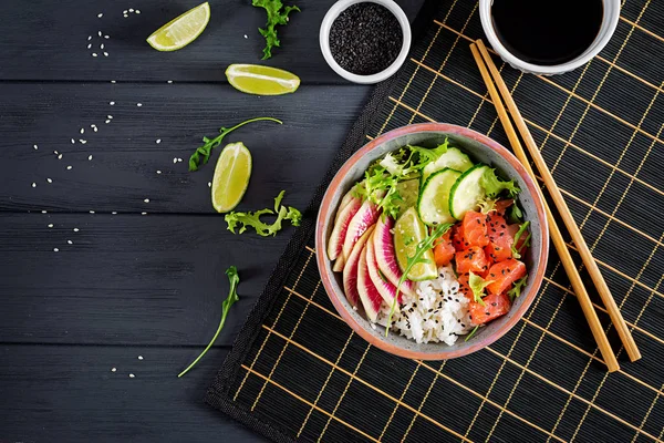 Tazón Pescado Salmón Hawaiano Con Arroz Pepino Rábano Semillas Sésamo —  Fotos de Stock