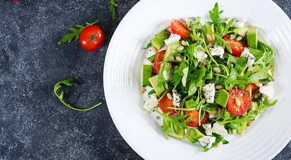 Dietary Sallad Med Tomater Blåmögelost Avocado Ruccola Och Pinjenötter Ovanifrån — Stockfoto