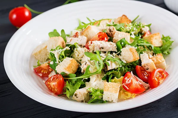Salada Caesar Frango Grelhado Saudável Com Tomates Queijo Croutons Cozinha — Fotografia de Stock
