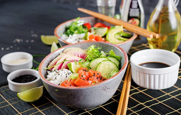 Salmão Havaiano Tigela Peixe Picada Com Arroz Pepino Rabanete Sementes — Fotografia de Stock