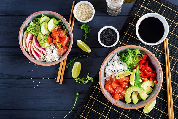 Poke Bowl Saumon Hawaïen Avec Riz Avocat Paprika Concombre Radis — Photo