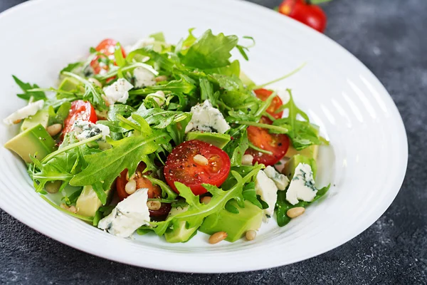 Salade Diététique Aux Tomates Fromage Bleu Avocat Roquette Pignons — Photo