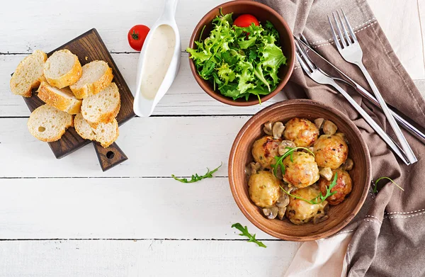 Köstliche Hausgemachte Frikadellen Mit Pilzrahmsoße Schwedische Küche Ansicht Von Oben — Stockfoto