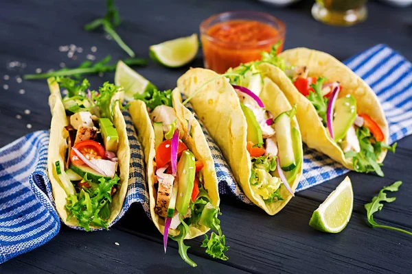 Mexikanische Tacos Mit Hühnerfleisch Avocado Tomaten Gurken Und Roten Zwiebeln — Stockfoto