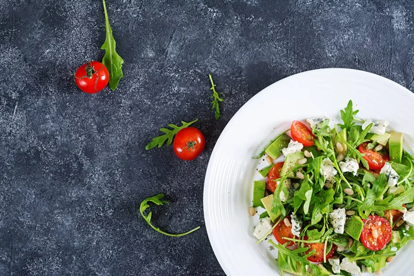 Insalata Dietetica Con Pomodori Formaggio Blu Avocado Rucola Pinoli Vista — Foto Stock