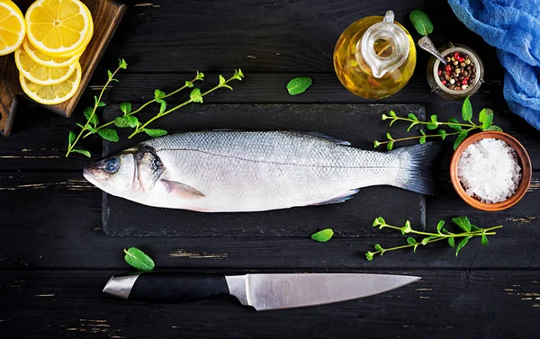 Сырая Рыба Морской Окунь Доске Ингредиенты Приготовления Пищи Гриль Запеканка — стоковое фото