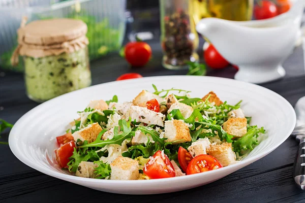 Ensalada Saludable Pollo Parrilla César Con Tomates Queso Croutons Cocina —  Fotos de Stock