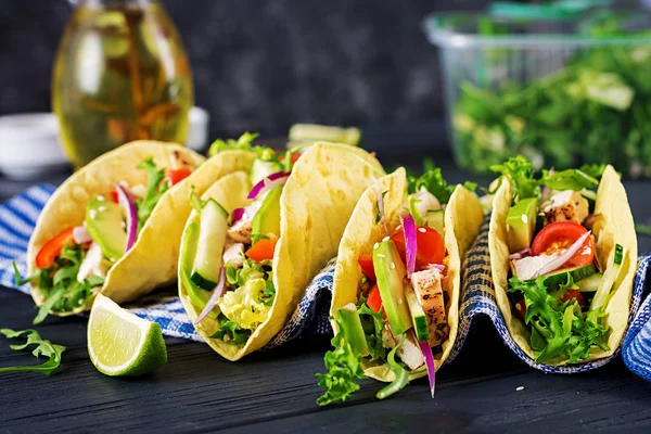 Tacos Mexicains Avec Viande Poulet Avocat Tomate Concombre Oignon Rouge — Photo