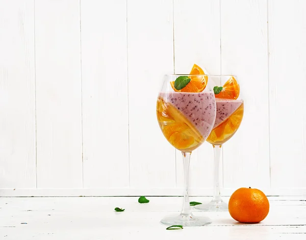 Köstliche Dessertpanna Cotta Mit Himbeercoulis Und Mandarinengelee Mit Champagner Transparenten — Stockfoto