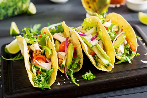 Tacos Mexicanos Con Carne Pollo Aguacate Tomate Pepino Cebolla Roja — Foto de Stock