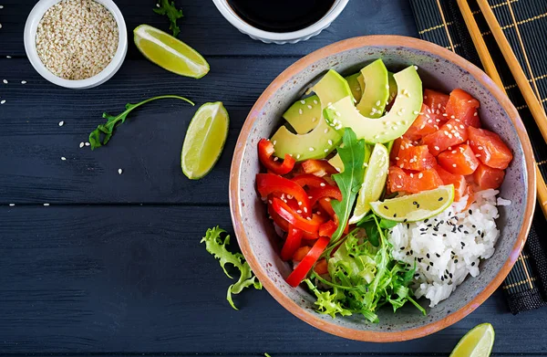 Pescado Salmón Hawaiano Con Arroz Aguacate Pimentón Semillas Sésamo Lima —  Fotos de Stock