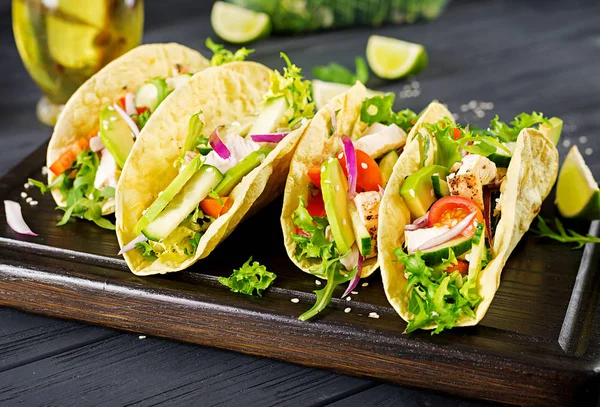 Tacos Mexicains Avec Viande Poulet Avocat Tomate Concombre Oignon Rouge — Photo