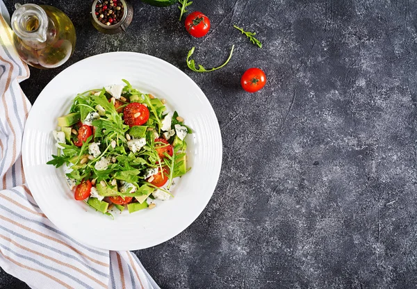 Salada Dietética Com Tomate Queijo Azul Abacate Arugula Pinhões Vista — Fotografia de Stock