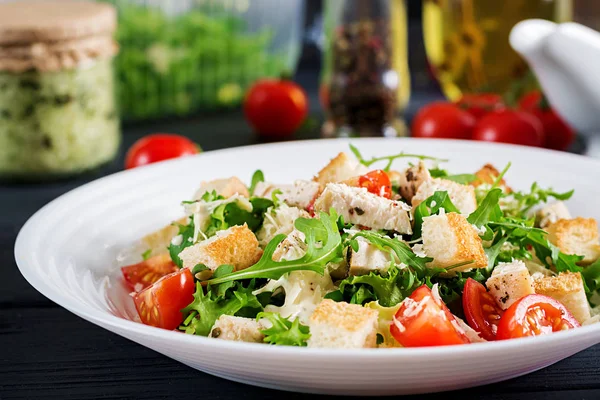 Gesunder Gegrillter Hühnchen Caesar Salat Mit Tomaten Käse Und Croutons — Stockfoto