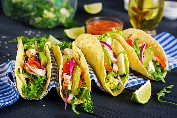 Tavuk eti, avokado, domates, salatalık, kırmızı soğan ile Meksika Taco. Sağlıklı tortilla. Gıda şal 