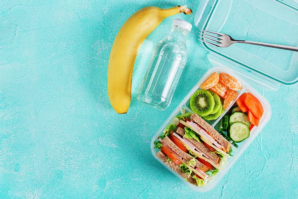 Школьная Коробка Бутербродами Овощами Водой Фруктами Столе Концепция Здорового Питания — стоковое фото
