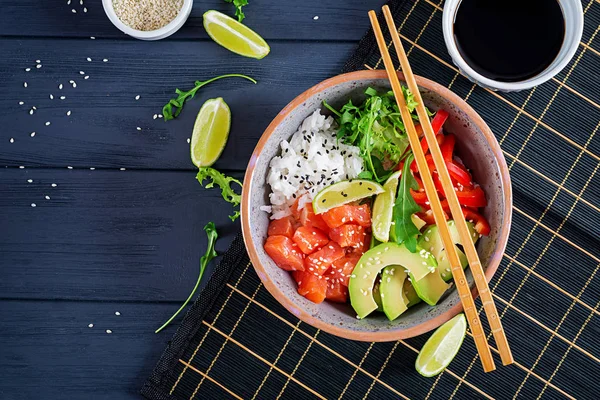 Pescado Salmón Hawaiano Con Arroz Aguacate Pimentón Semillas Sésamo Lima —  Fotos de Stock