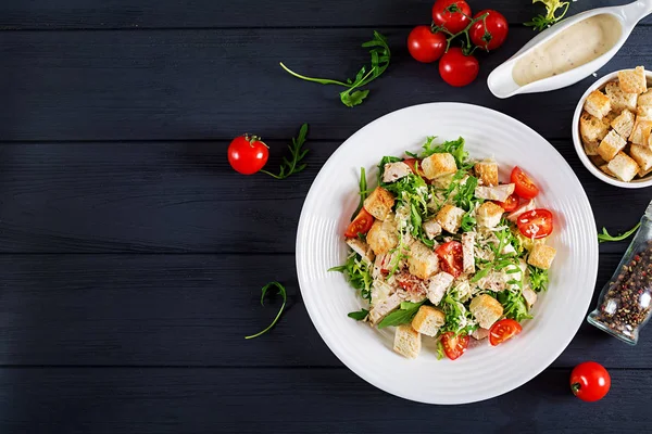 Salada Caesar Frango Grelhado Saudável Com Tomates Queijo Croutons Cozinha — Fotografia de Stock