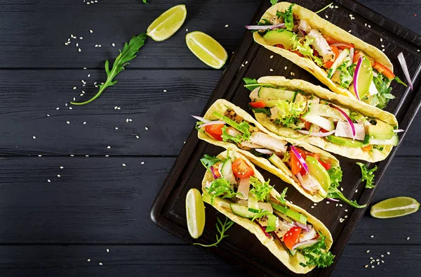 Mexicaanse Taco Met Kippenvlees Avocado Tomaat Komkommer Rode Gezonde Tortilla — Stockfoto