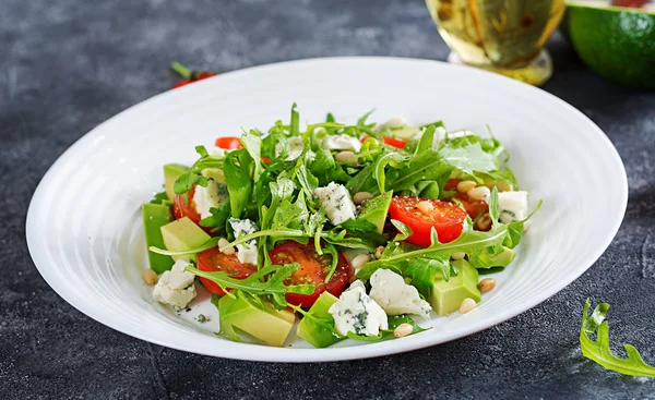 Insalata Dietetica Con Pomodori Formaggio Blu Avocado Rucola Pinoli — Foto Stock