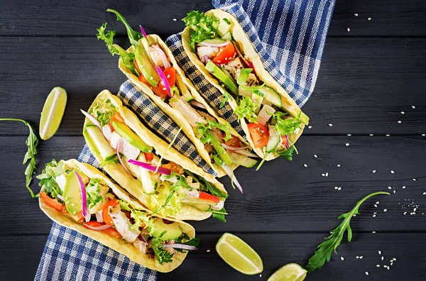 Tacos Mexicanos Com Carne Frango Abacate Tomate Pepino Cebola Vermelha — Fotografia de Stock
