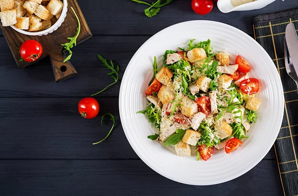 Salade César Poulet Grillé Sain Avec Tomates Fromage Croûtons Cuisine — Photo