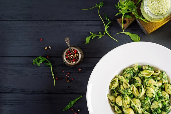 Conchiglie Pasta Met Spinazie Groene Erwt Pesto Italiaanse Keuken Veganistisch — Stockfoto