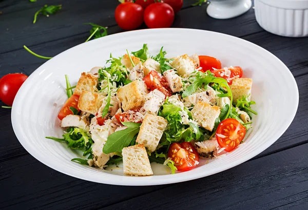 Salată Pui Grătar Sănătoasă Roșii Brânză Crutoane Bucătăria Nord Americană — Fotografie, imagine de stoc