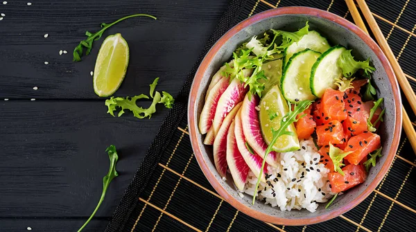 Pirinç, salatalık, turp, susam ve kireç ile Hawaiian Somon Balık poke kase. Buda kase. Diyet yemekleri. Üstten görünüm