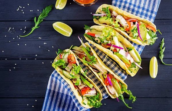 Tacos Mexicains Avec Viande Poulet Avocat Tomate Concombre Oignon Rouge — Photo