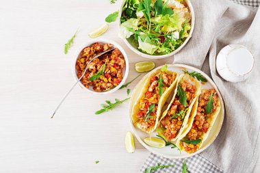 Meksika tacos tavuk eti, Mısır ve domates sos ile. Latin Amerika mutfağı. Taco, tortilla, şal. Üstten görünüm. Düz yatıyordu