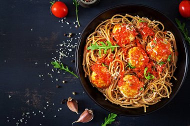 Tablo üzerinde tavada domates soslu tavuk köfte