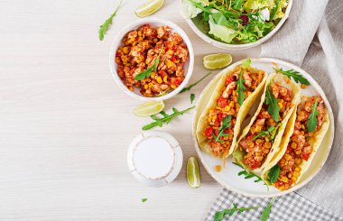 Meksika tacos tavuk eti, Mısır ve domates sos ile. Latin Amerika mutfağı. Taco, tortilla, şal. Üstten görünüm. Düz yatıyordu