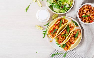 Meksika tacos tavuk eti, Mısır ve domates sos ile. Latin Amerika mutfağı. Taco, tortilla, şal. Üstten görünüm. Düz yatıyordu