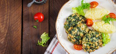 Ispanak ve bir garnitür püresi patates pişmiş biftek kıyılmış tavuk fileto. Avrupa mutfağı. Diyet yiyecek. Üstten görünüm