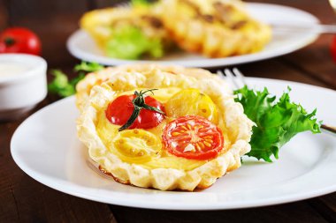 Kaşar peyniri, domates tartlets ahşap arka plan üzerinde. Mini turta. Lezzetli meze, tapas, snack.