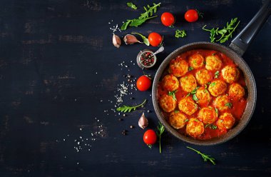 Tablo üzerinde tavada domates soslu tavuk köfte